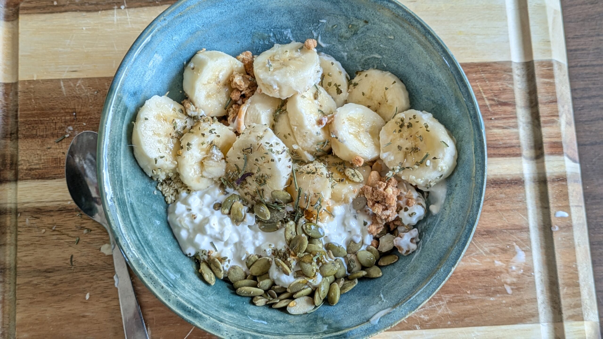 cottage cheese bowl, bananas, savory, pumpkin seeds, herbs, granola, honey